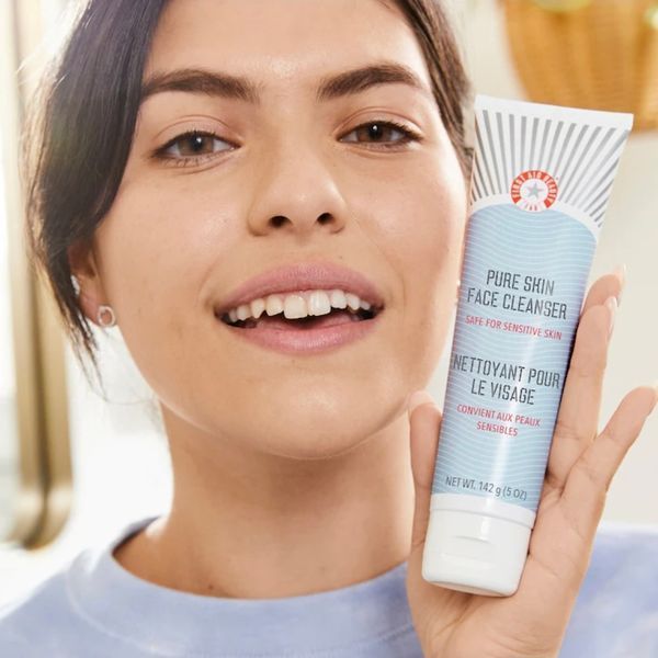 Очисний засіб для обличчя First Aid Beauty Pure Skin Face Cleanser Gentle Hydrating Cleanser 150 мл 542 фото