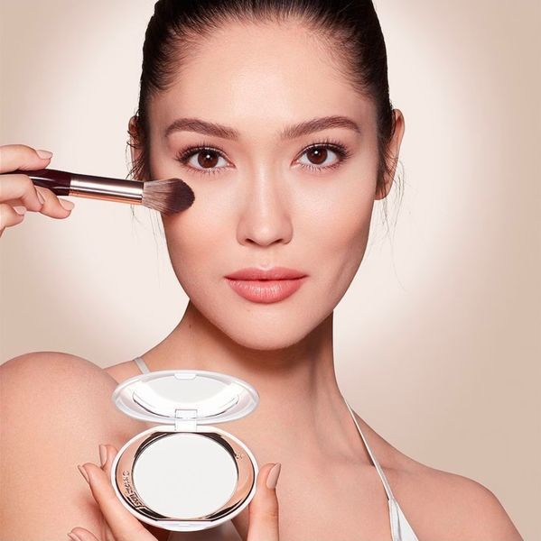 Пудра для лица Charlotte Tilbury Refillable Airbrush Flawless Finish Brightening Powder Fair-Medium 2323 фото
